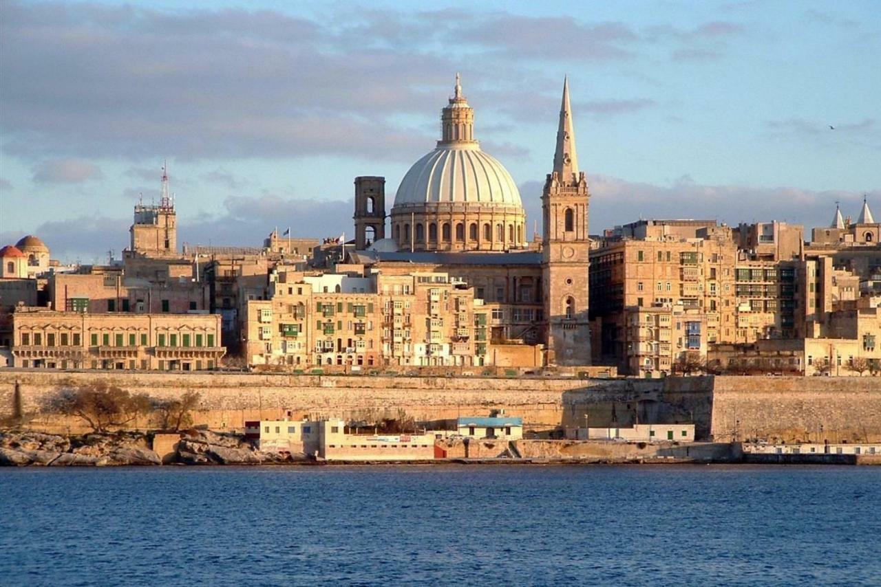 Gorgeous Apartment With Terrace In Fort Cambridge, Pool Sliema Exterior foto