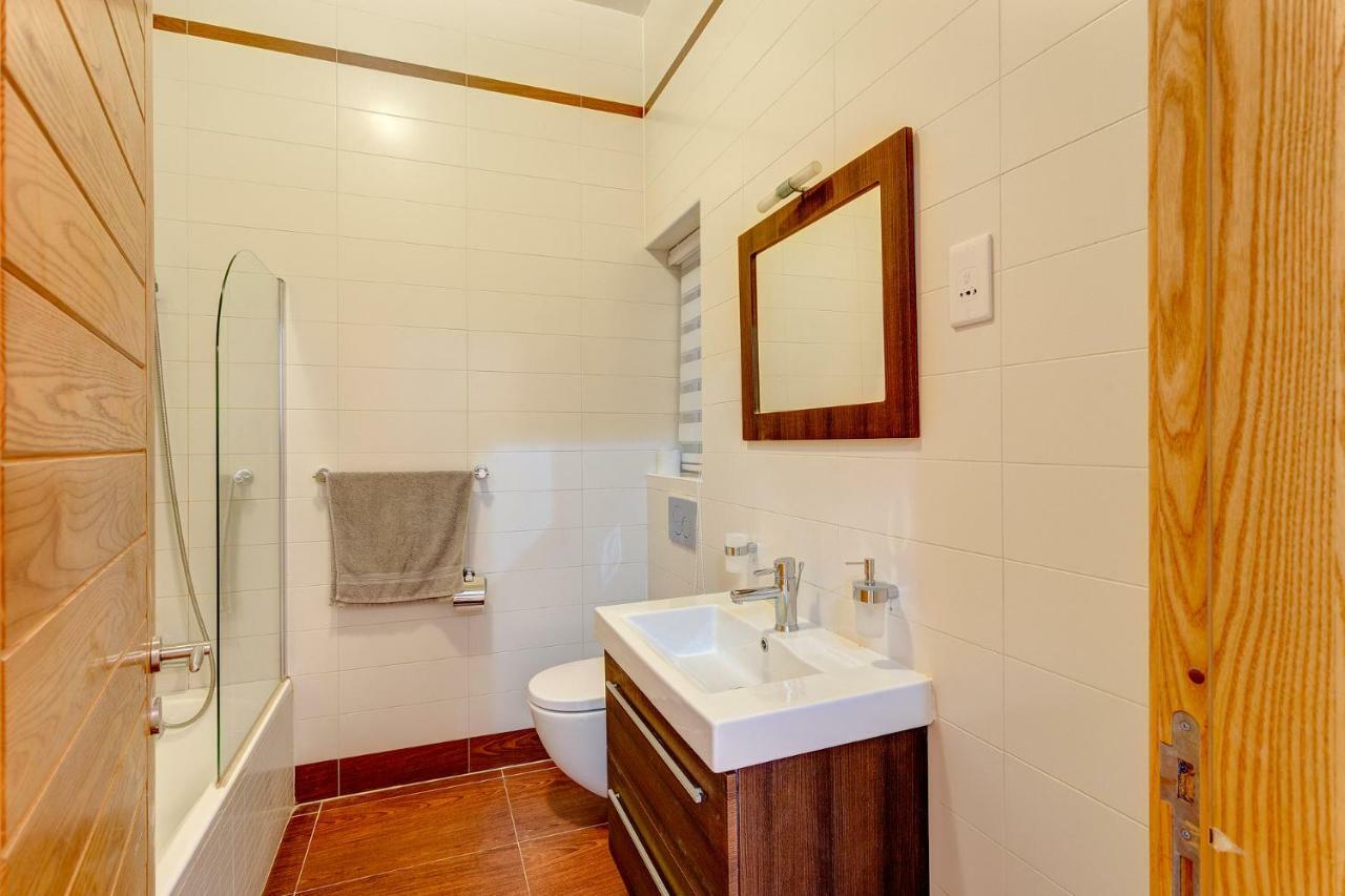 Gorgeous Apartment With Terrace In Fort Cambridge, Pool Sliema Exterior foto